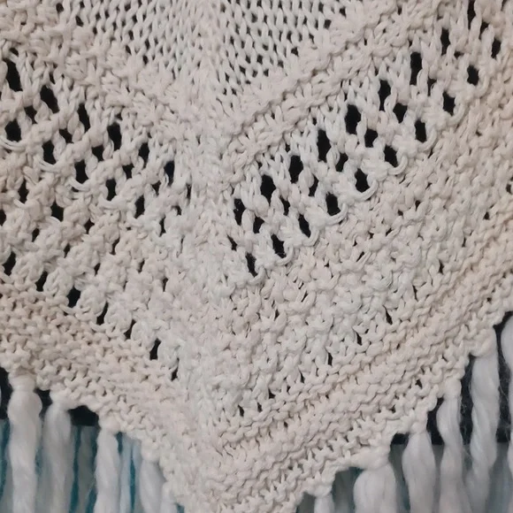 American Eagle Outfitters Beige Knitted Poncho With Fringes. Size XS/S - Picture 4 of 10